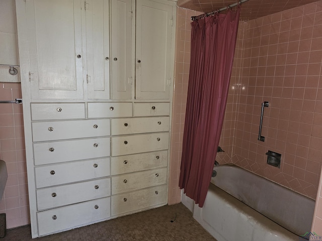 bathroom featuring shower / tub combo with curtain