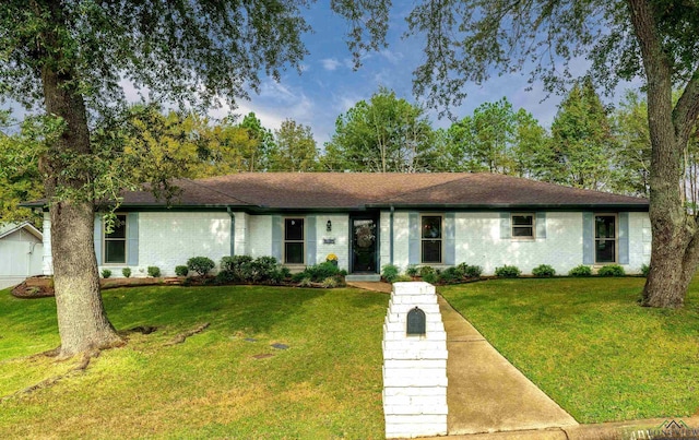 single story home with a front lawn