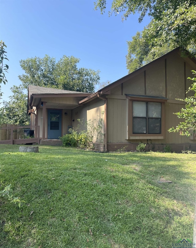 view of front facade featuring a front lawn