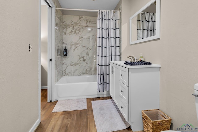 full bathroom with wood finished floors, shower / bath combo with shower curtain, and baseboards