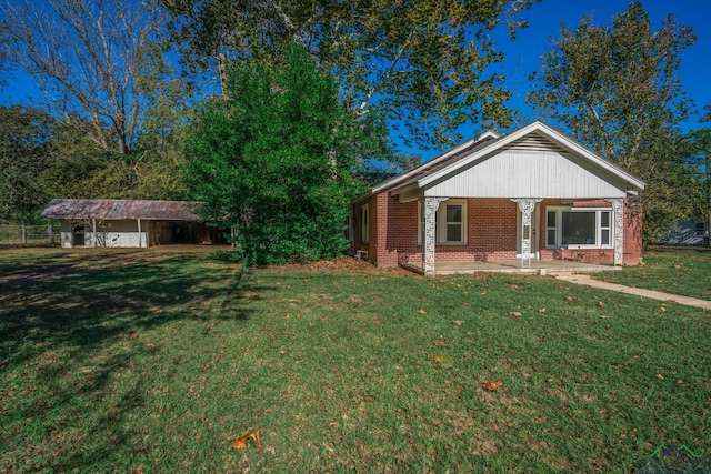 ranch-style home featuring a front lawn