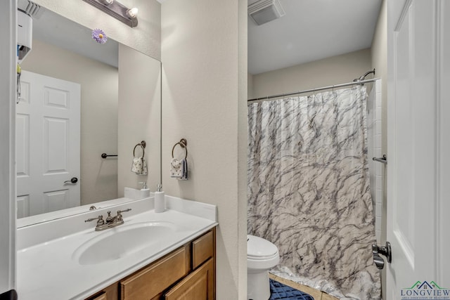 full bath with toilet, a shower with curtain, visible vents, and vanity