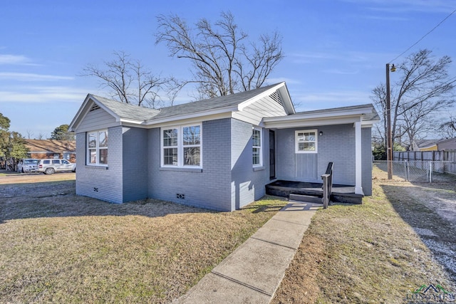 view of front of home featuring a front yard