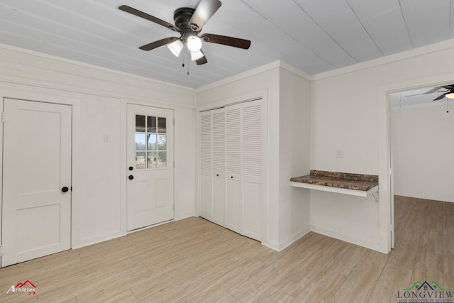 entrance foyer with ceiling fan, light hardwood / wood-style floors, and crown molding