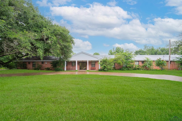 911 S Helen St, Overton, TX 75684 - view of grassy yard featuring curved driveway