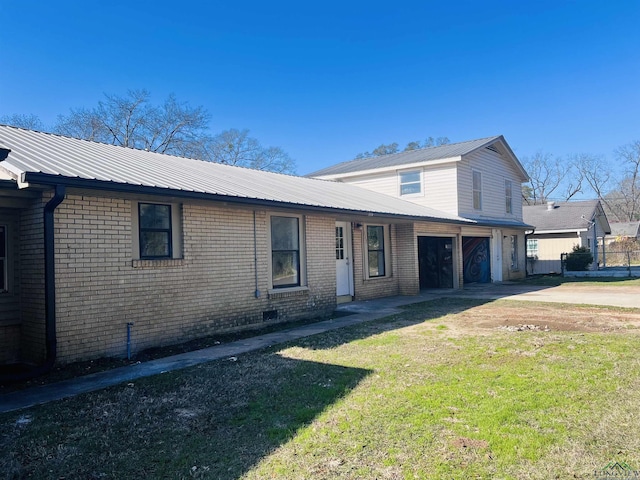 view of front property featuring a front lawn and a garage