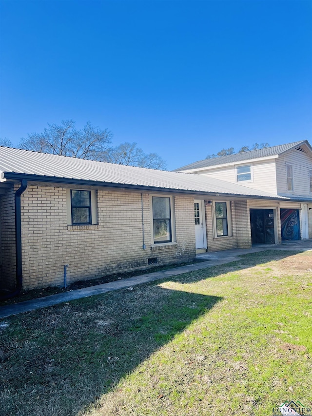 view of front of house with a garage and a front lawn