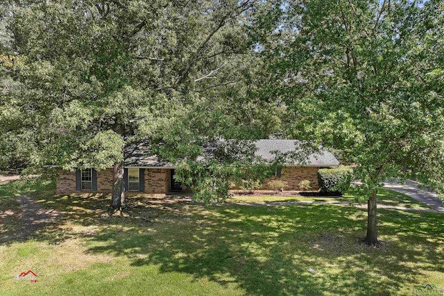 view of front of home with a front lawn