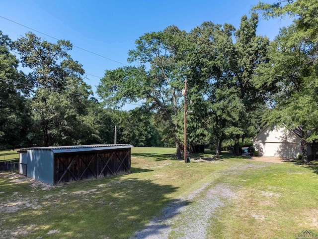 view of yard featuring an outdoor structure