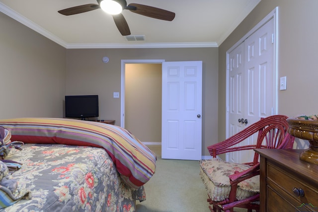 bedroom with ceiling fan, a closet, carpet, and ornamental molding