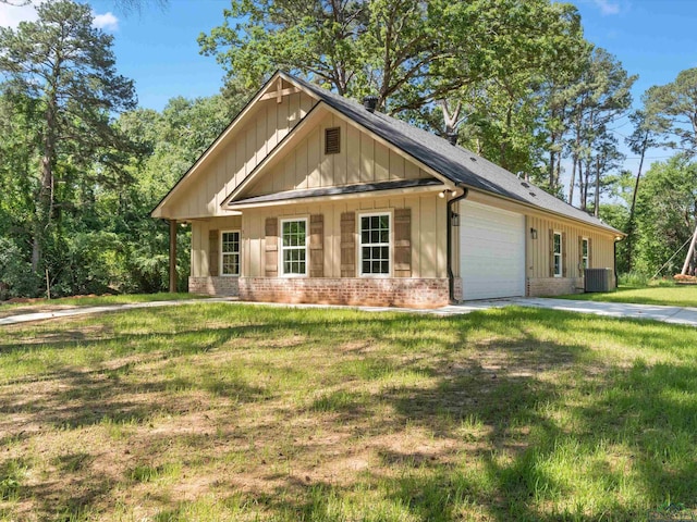 view of front facade featuring central AC unit, a garage, and a front yard