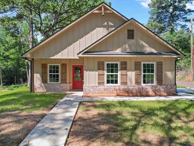 view of front of home with a front yard