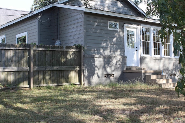 view of side of property featuring a lawn