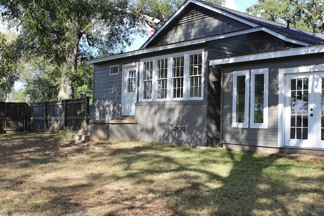 view of side of property featuring a lawn