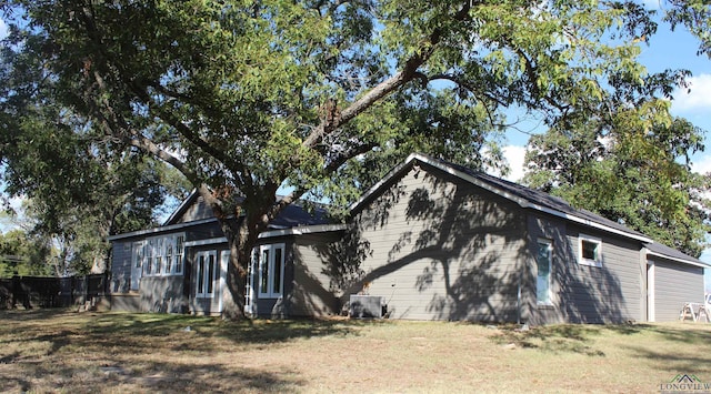 view of front of home with a front lawn