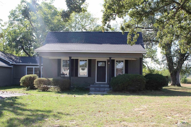 view of front facade with a front yard