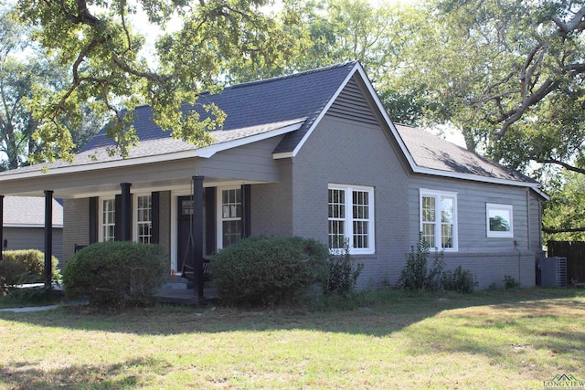 view of front facade with a front yard