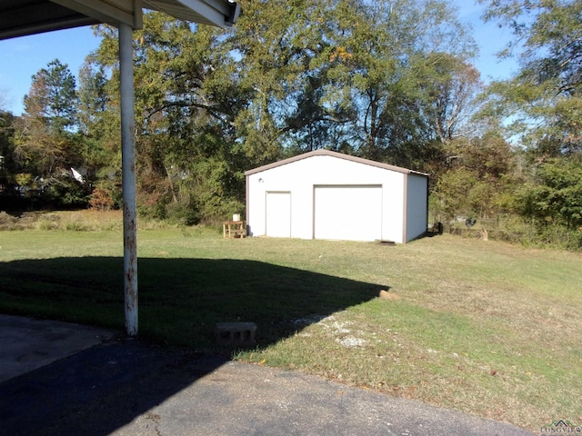 view of yard featuring a garage and an outdoor structure