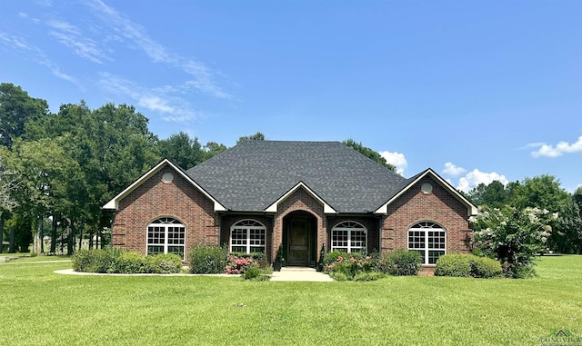 view of front of property featuring a front lawn