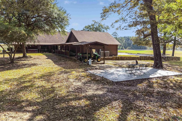 view of yard featuring a patio