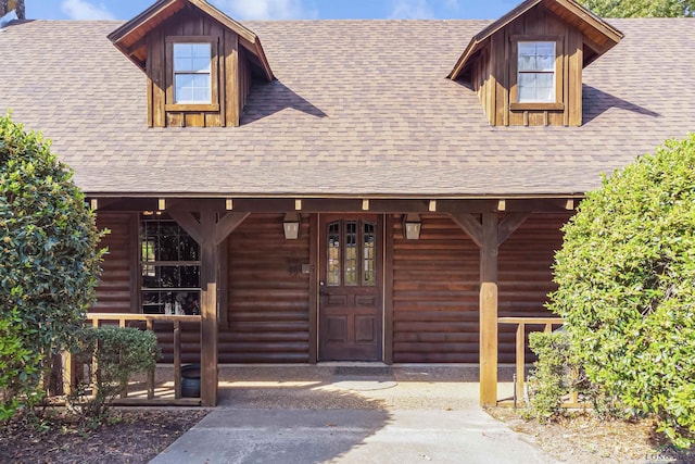 entrance to property featuring a porch