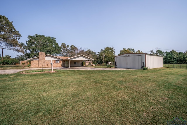 view of yard featuring an outdoor structure