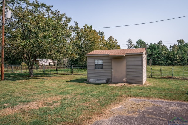 view of yard with a storage unit