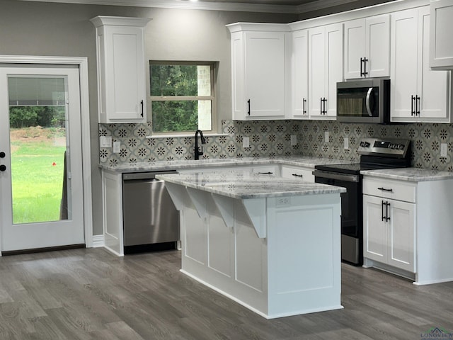 153 Heartland Xing, Diana, TX 75640 - kitchen featuring stainless steel appliances, a sink, dark wood finished floors, white cabinetry, and crown molding