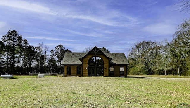 view of front of house featuring a front lawn