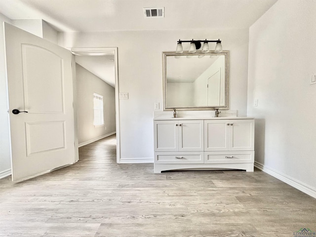68 Eason Ln, Atlanta, TX 75551 - interior space with baseboards, double vanity, visible vents, and wood finished floors