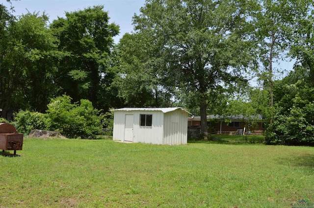105 W Highland Ave, Longview, TX 75602 - view of grassy yard featuring a shed and an outdoor structure