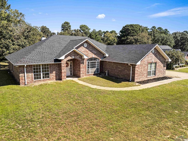 view of front of property featuring a front lawn