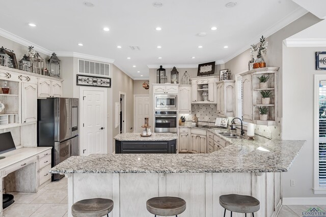 4300 Willow Bnd, Longview, TX 75602 - kitchen featuring stainless steel appliances, a sink, open shelves, a kitchen bar, and crown molding