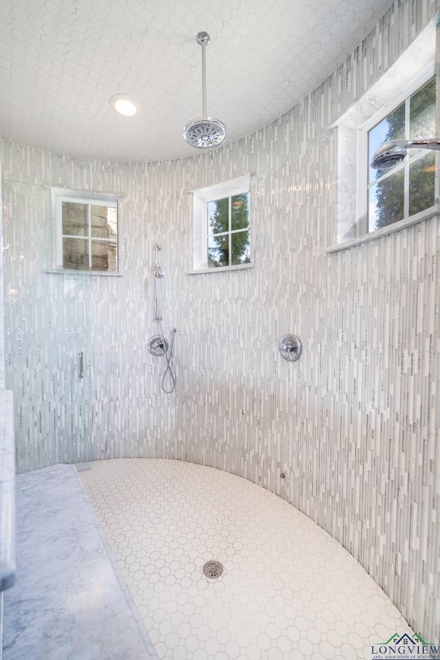 bathroom featuring a tile shower