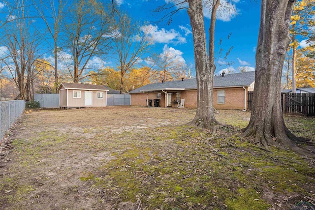 view of yard featuring a storage shed