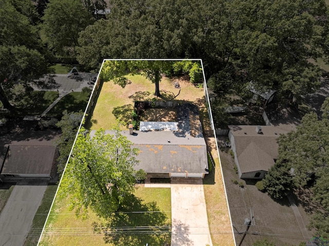 bird's eye view featuring a wooded view