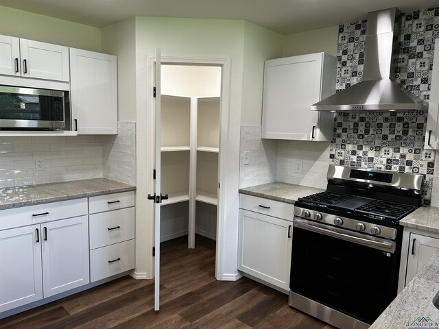 115 Alta St, Longview, TX 75604 - unfurnished bedroom with a walk in closet, dark colored carpet, recessed lighting, a closet, and baseboards