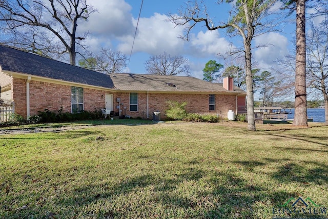 view of front of property featuring a front yard