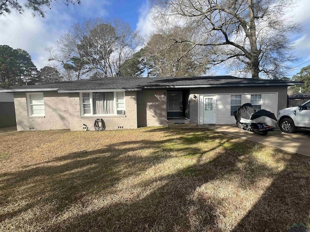 single story home with a front lawn