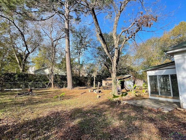 view of yard featuring a storage unit