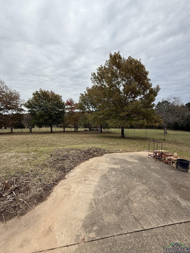 view of yard featuring a rural view