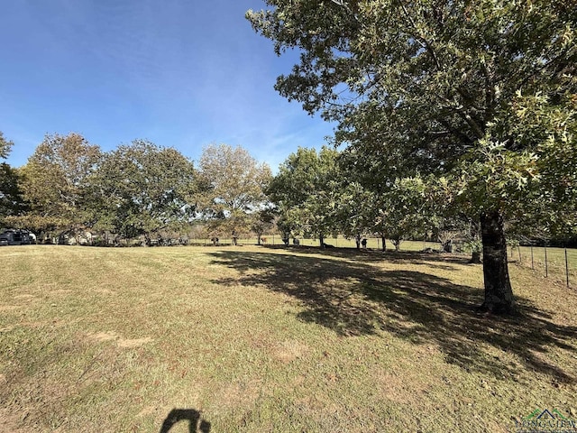 view of yard featuring a rural view