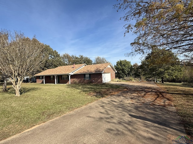 view of front facade featuring a front lawn