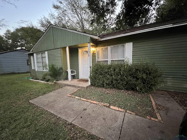 view of front facade featuring a front lawn