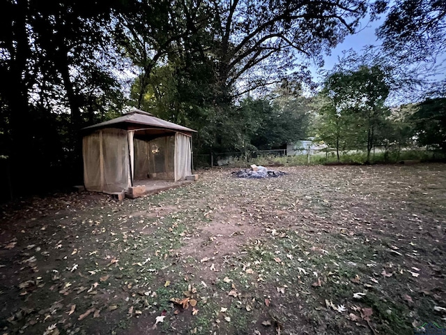 view of yard with a storage unit