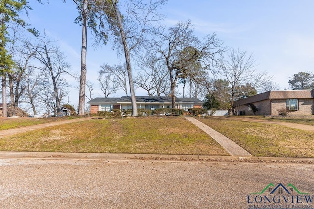 view of front of home featuring a front yard