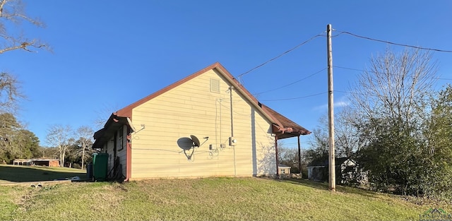 view of side of property featuring a lawn