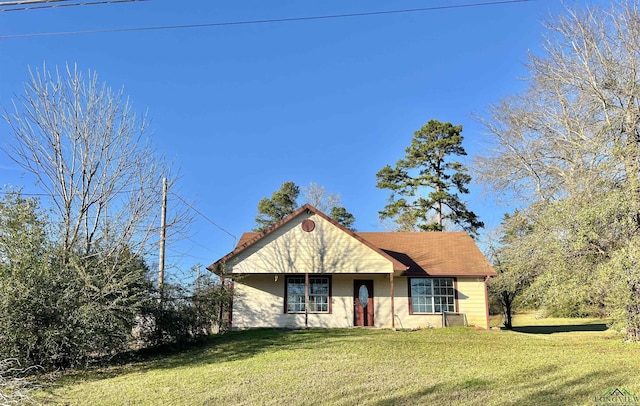 view of front of property with a front yard