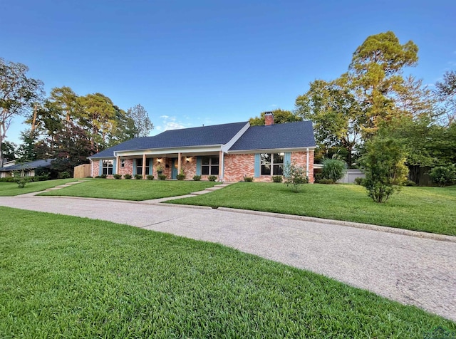 ranch-style home featuring a front lawn