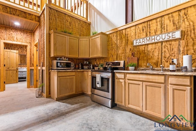 6056 Bobwhite Rd, Gilmer, TX 75645 - kitchen featuring appliances with stainless steel finishes, a sink, and a high ceiling